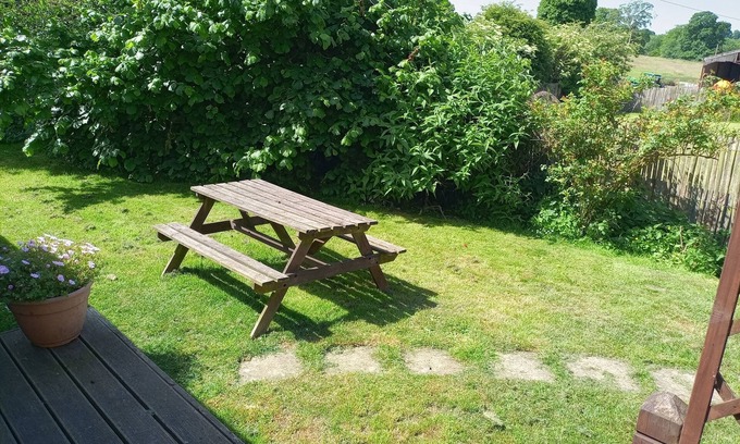 East Tisted Bed & Breakfast | Cozy Twin Room with Ensuite & Breakfast Included