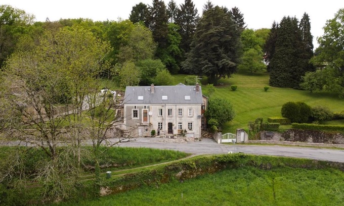 Bersac-sur-Rivalier Bed & Breakfast | Cozy Twin Room with Scenic Valley and Mountain Views