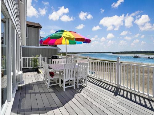 Wells Beach House | Beachfront Twin Sails: Unforgettable Sunset Views Await