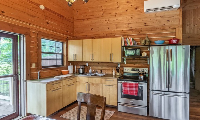 Boswell Villa | Relaxing Twin Springs Cabin by White River with Fiber Internet