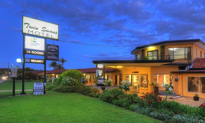 Inverell Hotel | Cozy Twin Swans Motel: 4-Star with Breakfast & Family Amenities