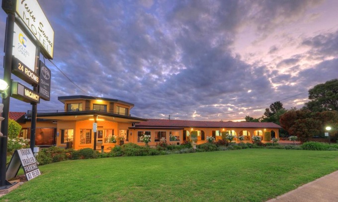 Inverell Hotel | Cozy Twin Swans Motel: Guest Rated 9.2 with Breakfast & Kitchen