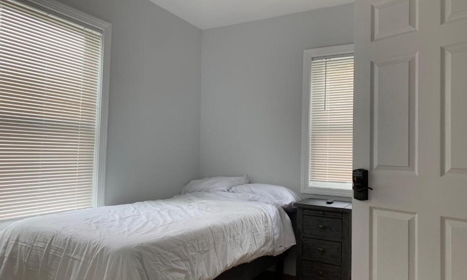 Stoneham House | Cozy Twin XL Bed with Ocean View in Boston