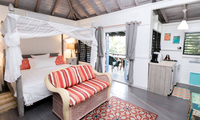 Freemans Bay Cottage | Idyllic Cottage on Galleon Beach with Oceanfront Pool