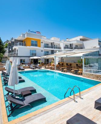 Cesme Hotel | Oceanfront Twins Hotel Çeşme with Pool and Great Reviews
