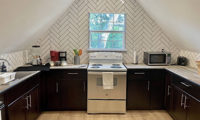 Denton Apartment | Relax at Twist of Orange: Family-Friendly with Spa & Breakfast