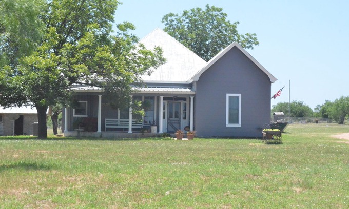 Castell House | Exceptional Twisted River Resort: Lake Views & Family Fun