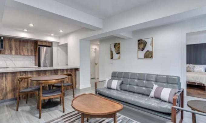 West End Apartment | Cozy Two Bed & Breakfast Eterno Davie Village near Sunset Beach