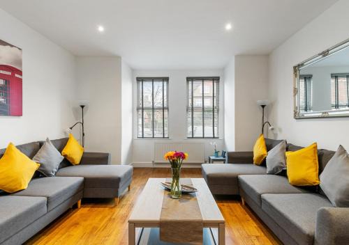 Bush Hill Park Apartment | Comfortable Two Bed Flat in Bush Hill Park for Families