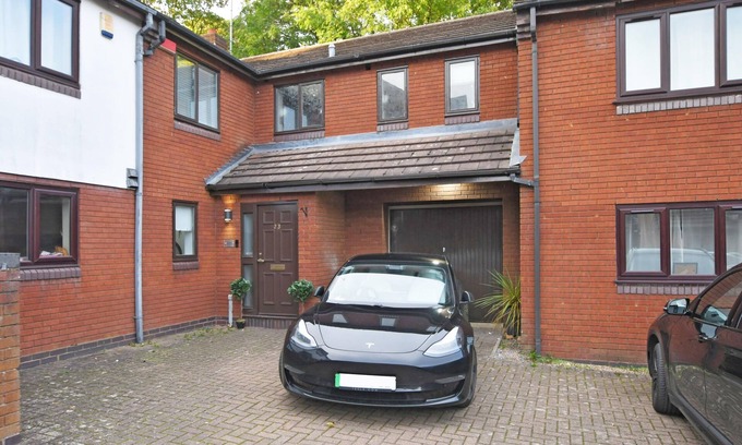 Birmingham Apartment | Cozy Two Bed Mews at Aboyne Close, Birmingham Stay