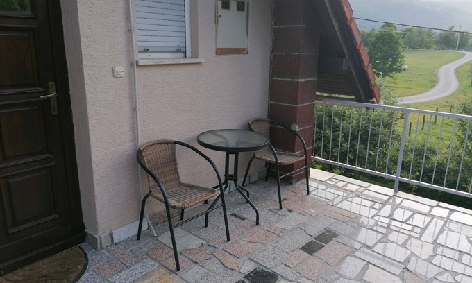 Catrnja Apartment | Comfortable Two Bedroom Apartment with Terrace in Smoljanac