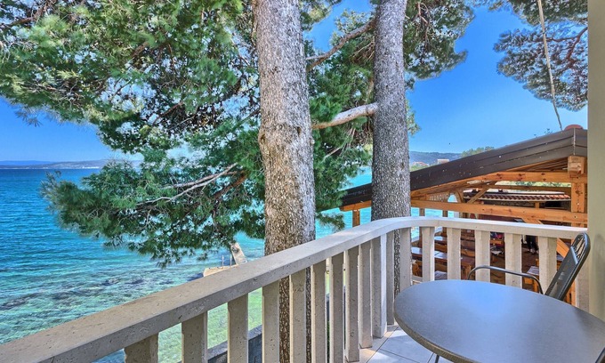 Kastel Stafilic Apartment | Beachside Two Bedroom Apartment in Kaštel Štafilić
