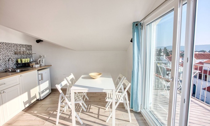 Zaboric Apartment | Two Bedroom Apartment with Ocean View near Žaborić Beach