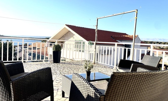 Loviste Apartment | Relaxing Two Bedroom Apartment with Sea View in Lovište