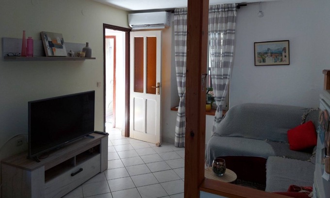 Iz Apartment | Two-Bedroom Apartment with Terrace and Ocean Views in Veli Iž