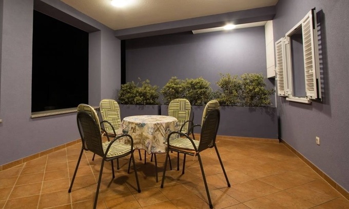 Verunic Apartment | Seaside Two Bedroom Apartment with Terrace in Verunić