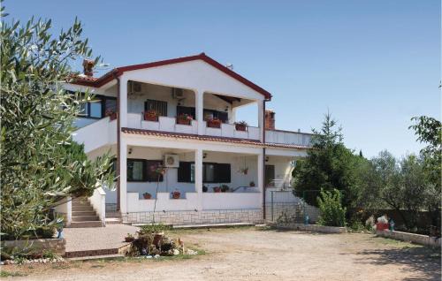Peruski Apartment | Cozy Apartment in Peruski with Full Kitchen Amenities