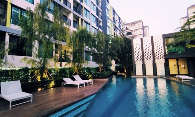 Khlong Toei Condo | Inviting Two-Bedroom Apartment with Pool and Gym Access