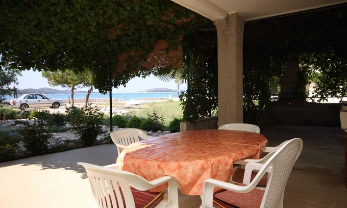 Zaboric Apartment | Beachside Two Bedroom Apartment in Žaborić, Šibenik