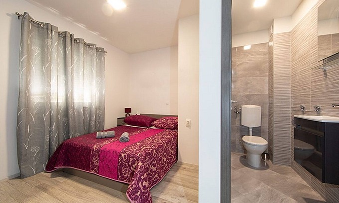 Igrane Apartment | Beachside Two-Bedroom Apartment with Ocean View in Igrane