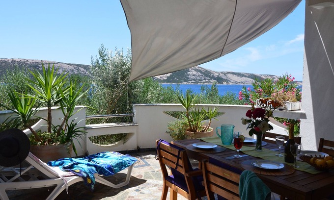 Stara Novalja Apartment | Immaculate Two Bedroom Apartment by the Beach, Stara Novalja