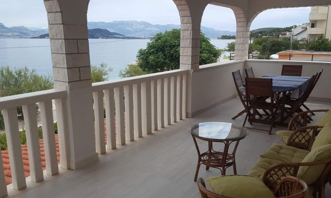 Slatine Apartment | Beachside Two-Bedroom Apartment in Slatine, Čiovo - 10/10 Rating