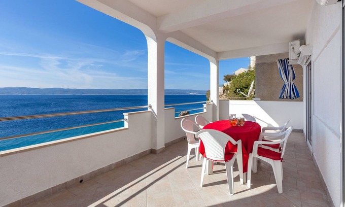 Pisak Apartment | Beachside Two Bedroom Apartment in Pisak, Omiš - 10/10 Rating