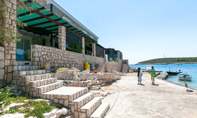 Stiniva Apartment | Beachside Two-Bedroom Apartment with Ocean View in Rukavac