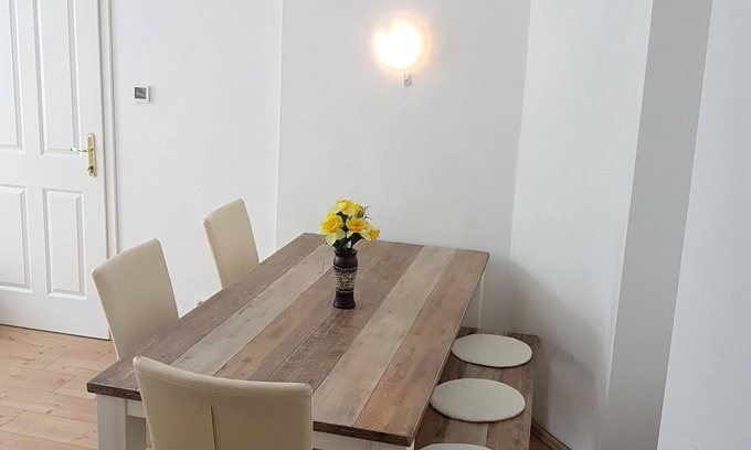 Roßau Apartment | Spacious Two Bedroom Apartment with Kitchen and Breakfast