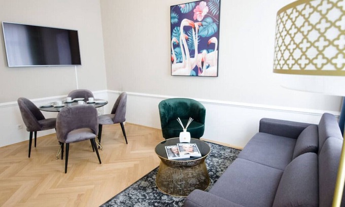 Innere Stadt Apartment | Family-Friendly Two-Bedroom Apartment with Balcony - Urania