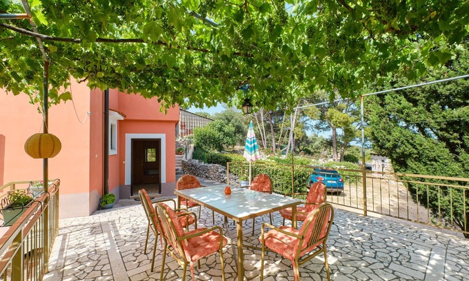 Cunski Apartment | Two-Bedroom Apartment with Terrace in Ćunski, Lošinj