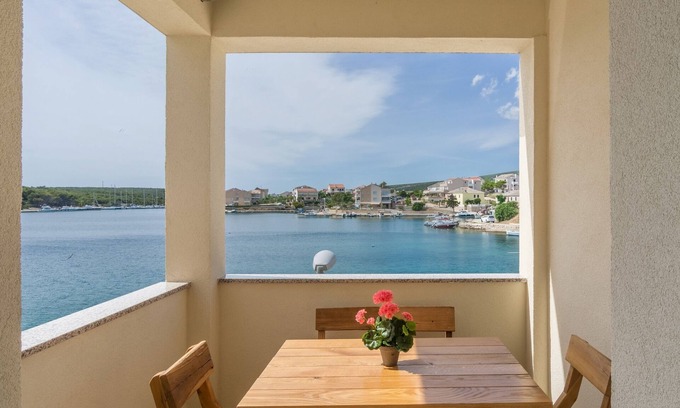 Simuni Apartment | Cozy Two-Bedroom Apartment with Balcony and Ocean View
