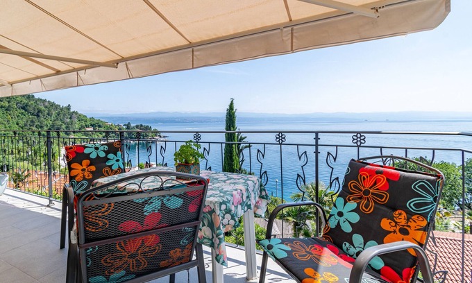 Medveja Apartment | Cozy Two Bedroom Apartment with Terrace and Ocean View