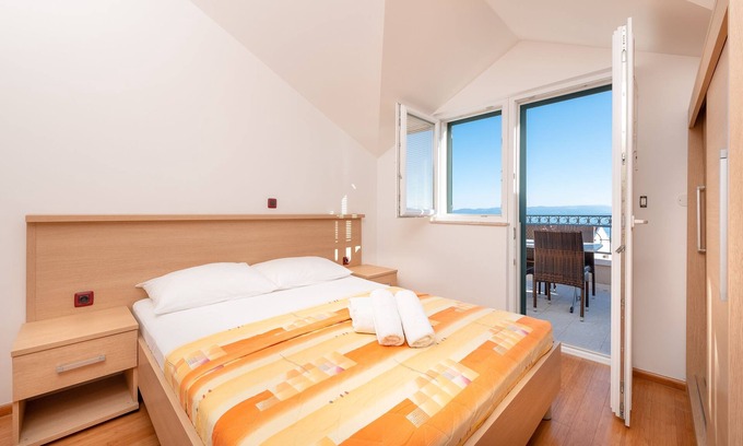 Tucepi Apartment | Beautiful Two-Bedroom Apartment with Sea View in Tučepi