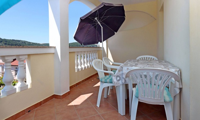 Lopar Apartment | Indulge in a Two-Bedroom Sea View Apartment in Lopar