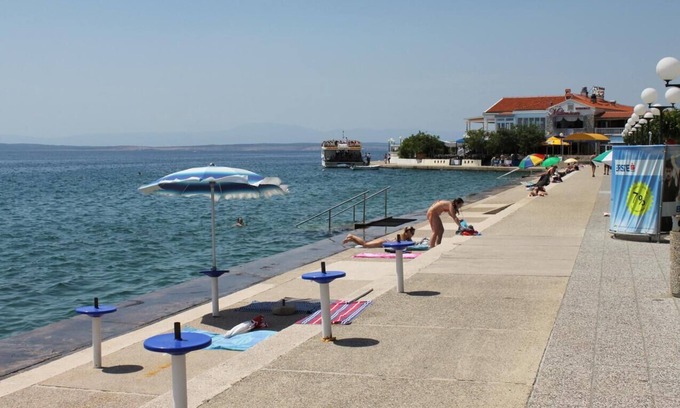 Selce Apartment | Beautiful Two Bedroom Apartment with Terrace in Selce