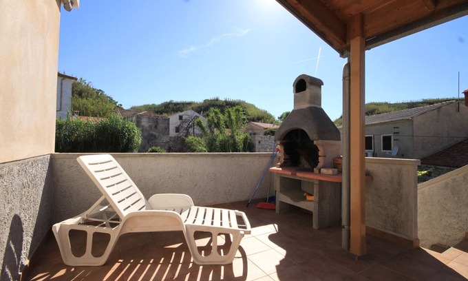Susak Apartment | Stylish Two Bedroom Apartment with Sea View in Susak