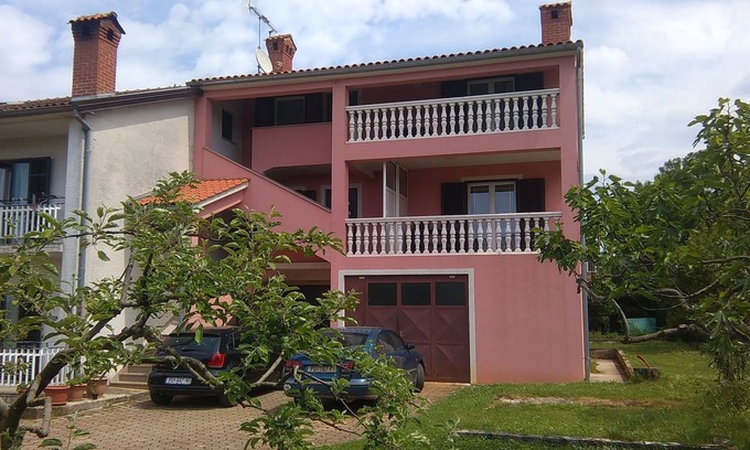 Flengi Apartment | Pet-Friendly Two Bedroom Apartment with Terrace in Flengi