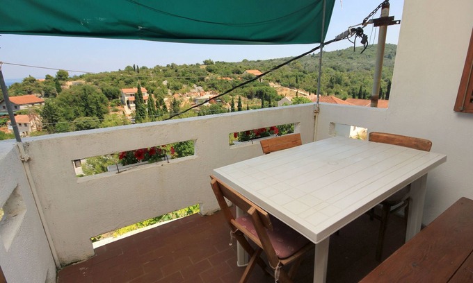 Zman Apartment | Family-Friendly Two Bedroom Apartment with Sea View in Žman