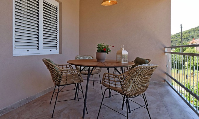 Kampor Apartment | Seaside Two-Bedroom Apartment with Terrace in Kampor