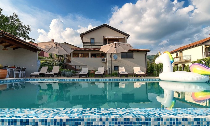 Ciritez Apartment | Inviting Two Bedroom Apartment with Terrace in Roč