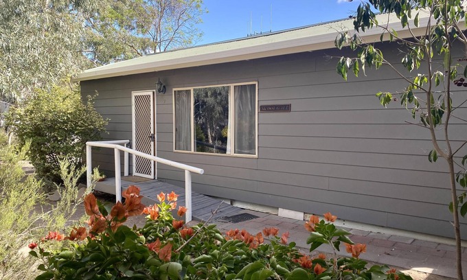 Woolundunga House | Family-Friendly Two Bedroom Bungalow with Private Backyard