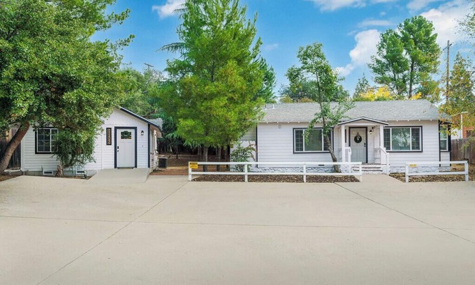 Alpine Cottage | Cozy Two Bedroom Cottage for 6 - Pet Friendly Retreat