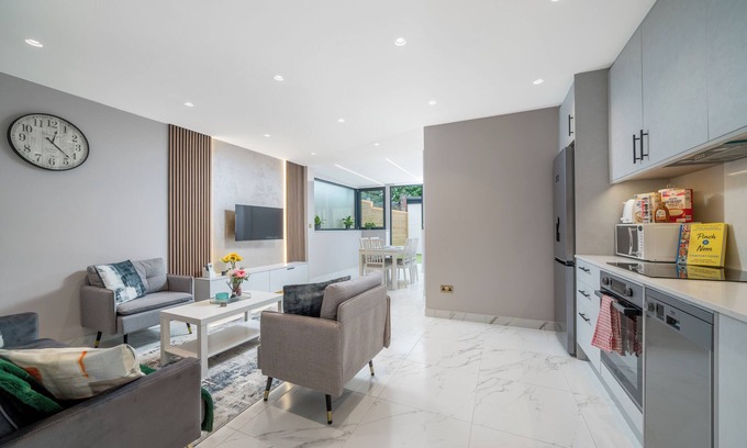 Fryent Apartment | Beautiful Two Bedroom Flat with Garden and Spa Amenities