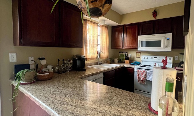 Lawrence Condo | Family-Friendly Two Bedroom Condo Near Campus with Spa