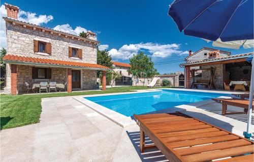 Divsici House | Welcoming Home in Divsici with Pool and Kitchen Amenities