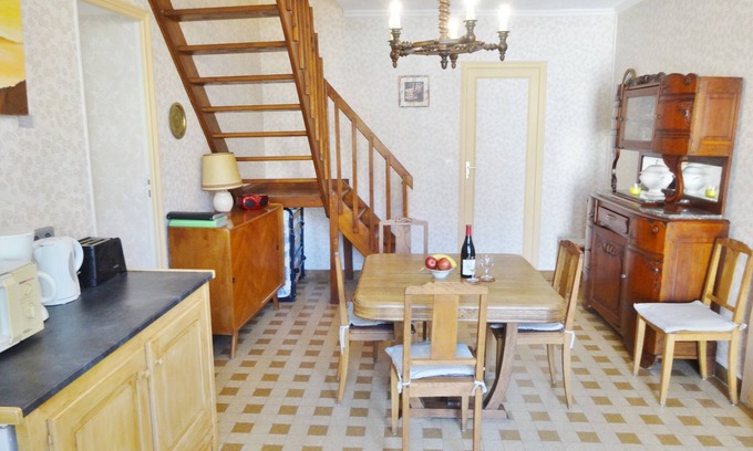 Chatel-Censoir House | Charming Two-Bedroom House in Canal Village with Free WiFi