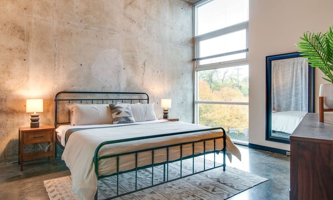 The Gulch Apartment | Stylish Two Bedroom Loft in Trendy Gulch - Rated 10/10!