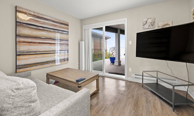 Saanich East House | Modern Beach Cottage Suite with Kitchen & Pet-Friendly Options