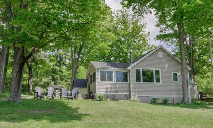 Bala Cottage | Cozy Two Bedroom Moon River Cottage with Spa & Breakfast